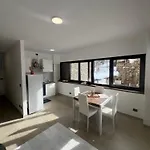 Apartment Lemon - Titty's - *