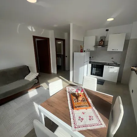 Apartment Lemon - Titty's -